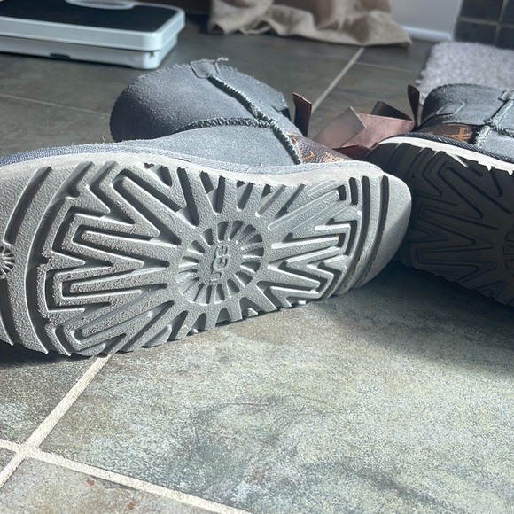 Boots - Picture 4 of 5